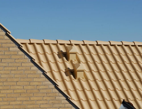 Vindskede afslutning på tegltag – kaldt forskelling af tegl med mørtel.