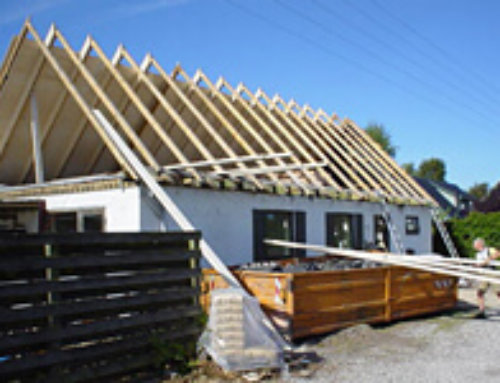 Forhøjning af det eksisterende tag med spær, så der kan blive mere plads til ekstra isolering.