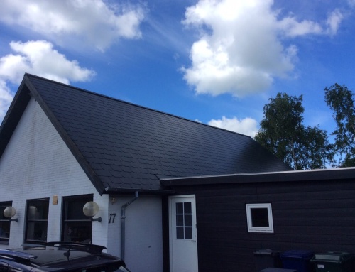 Villaen i Ribe fik renoveret det gamle skifereternittag, taget stor nu som nyt, husejer valgte farven sort