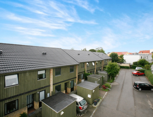 Tagene på boligblokke i Taastrup fik udskiftet det gamle eternittage med et nye Decra Elegancetage. Se før og efter billeder