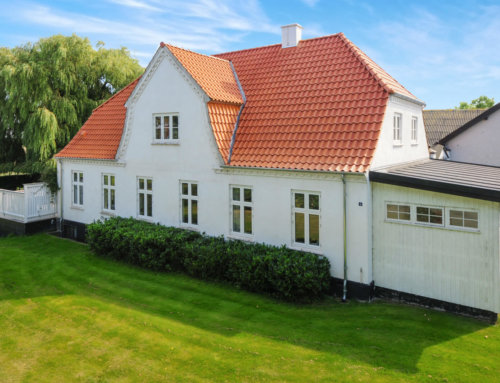 Hovedhuset på gården i Holbæk fik lagt et nyt tegltag.