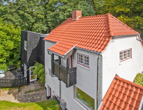 Huset i Holte fik lagt et nyt tegltag inkl. montering af en ny kvist og nye velux ovenlysvinduer,