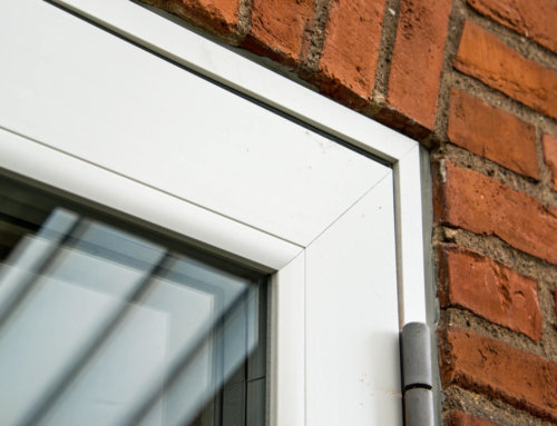 Villaen i Kokkedal fik monteret nye vinduer og døre