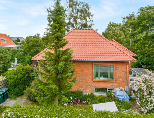 Huset i Søborg fik lagt et nyt tegltag og huset fik også nye zinktagrender.