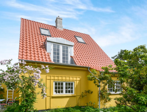 Huset i Nærum fik monteret et nyt tegltag, huset fik også monteret ny kvist og nye velux vinduer, samt nye zinktagrender.