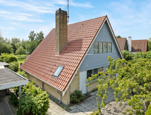 Nyt tegltag på flot A-hus i Slangerup