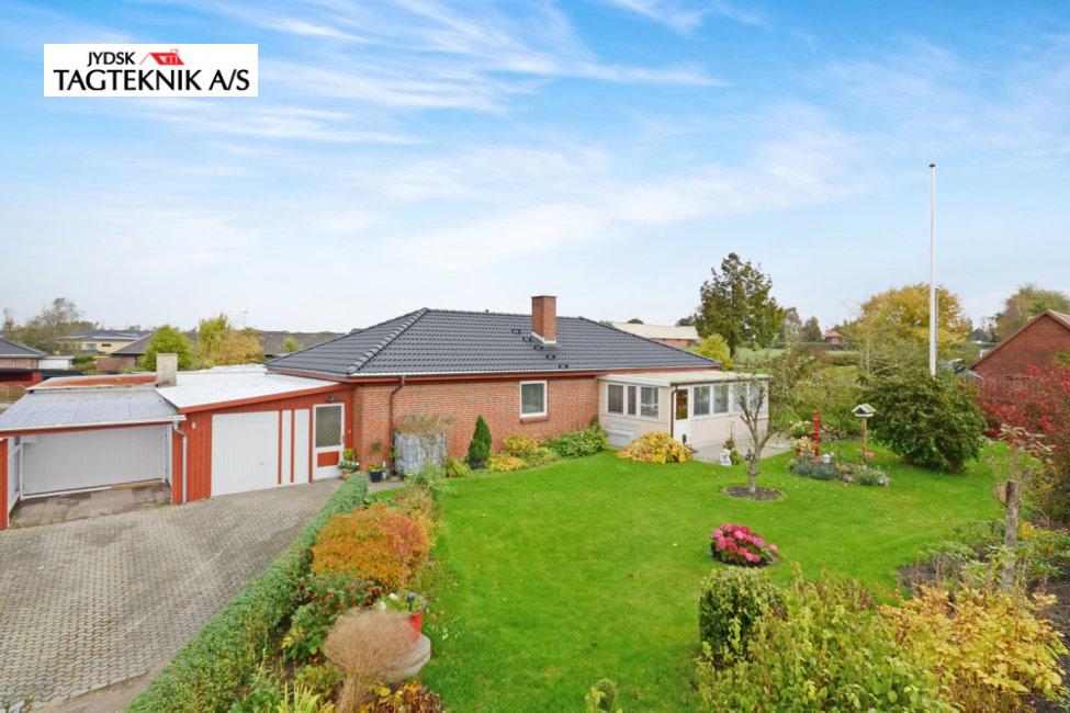 Rød murstens villa med have og indkørsel