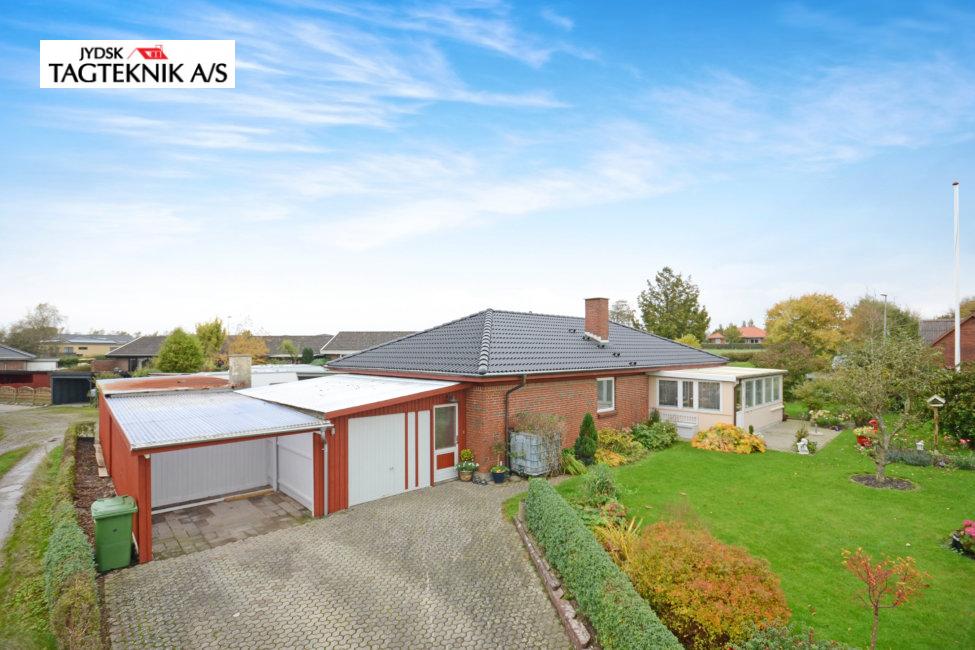 Rød murstens villa med have og indkørsel