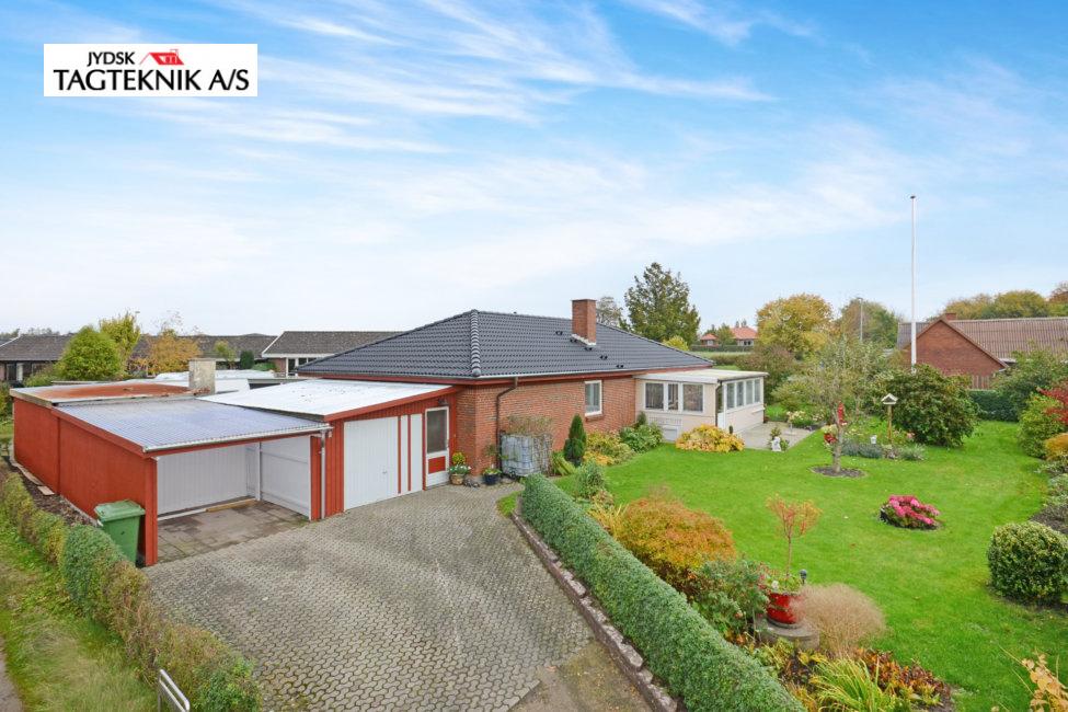 Rød murstens villa med have og indkørsel