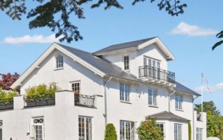 Naturskifer på hvid villa