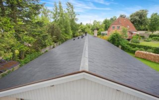 Naturskifer på hvidt træ hus