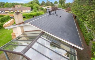 Sort naturskifer på 70er villa med udestue