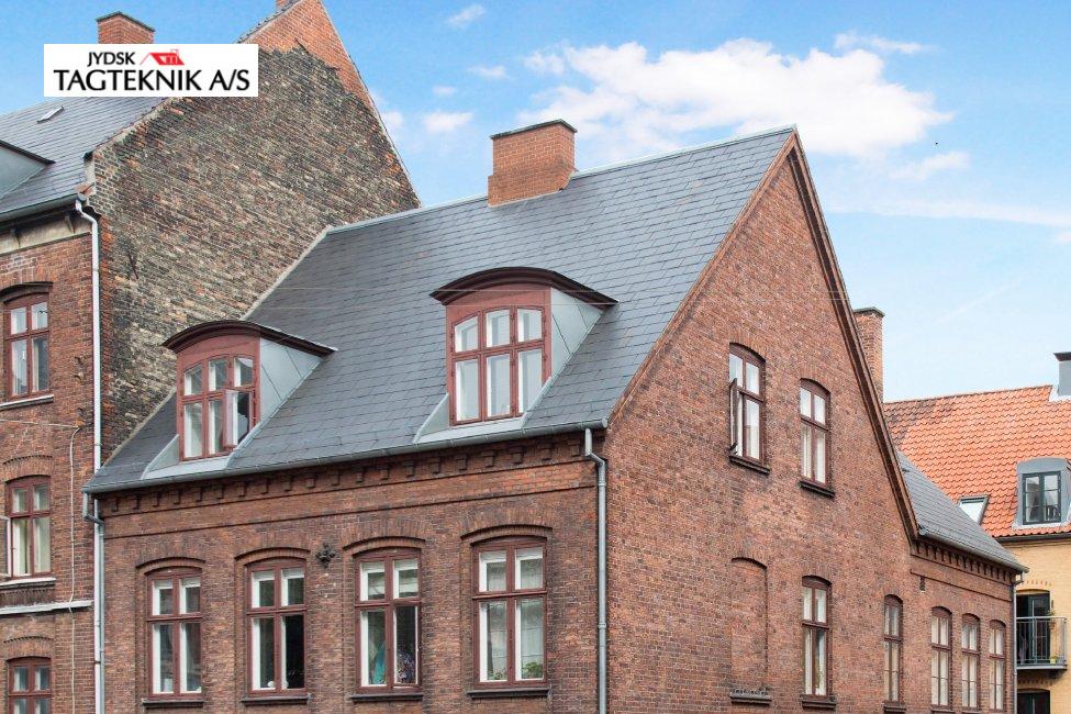 Naturskifer tag på murstenshus