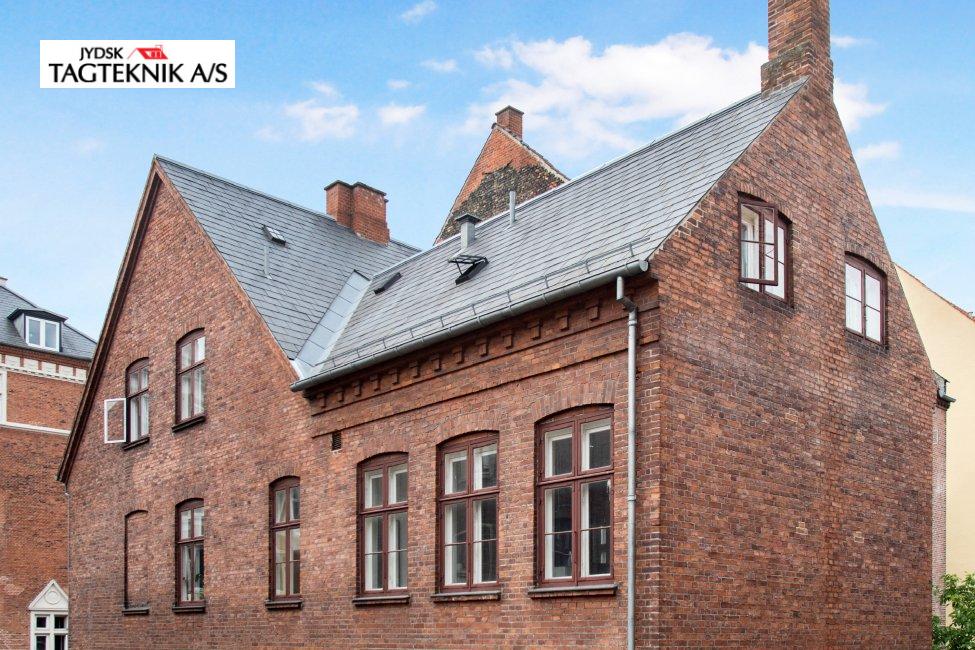 Naturskifer tag på murstenshus