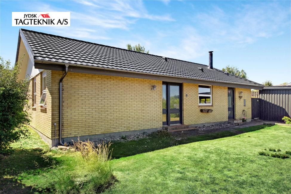 Gul murstensvilla med sort decra tag