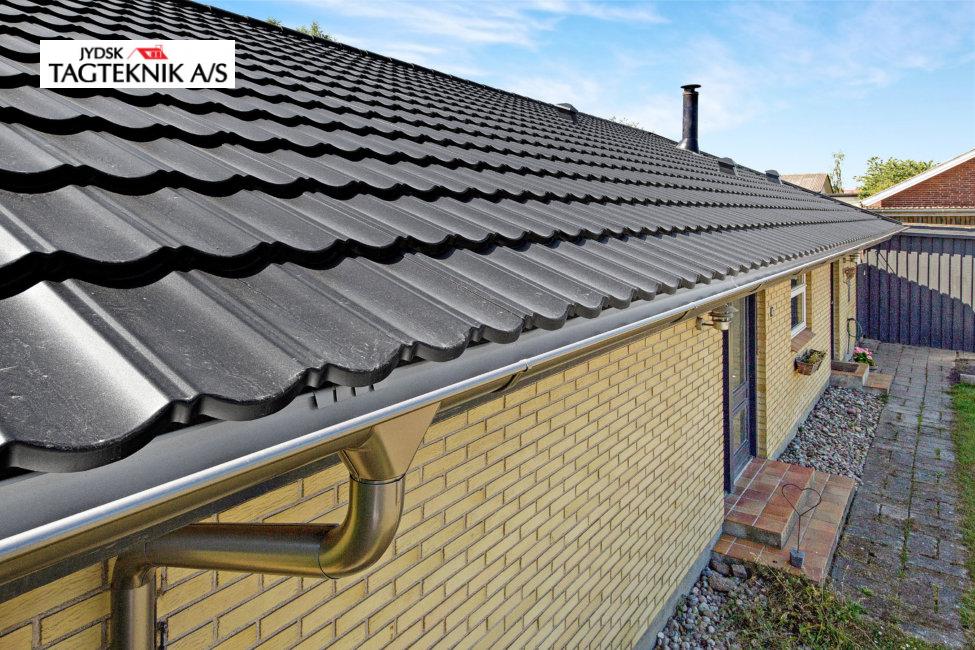 Sort decra tag på murstensvilla fra 70erne