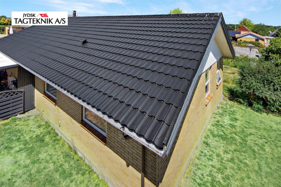 Decra tag på gul murstensvilla