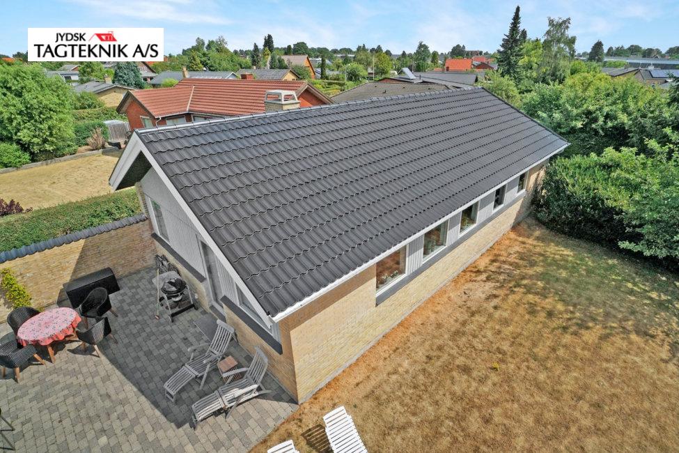 70er villa med sort tag