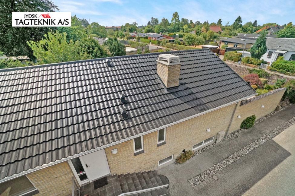 Gul murstensvilla med sort tag