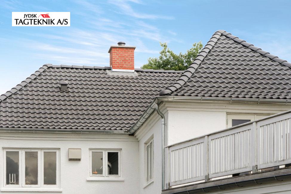 Stor hvid villa med sort tegl