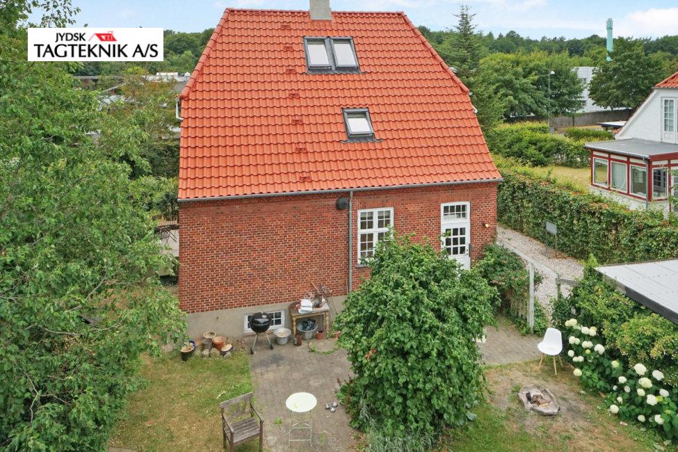 Rød mustens villa med rødt tegltag