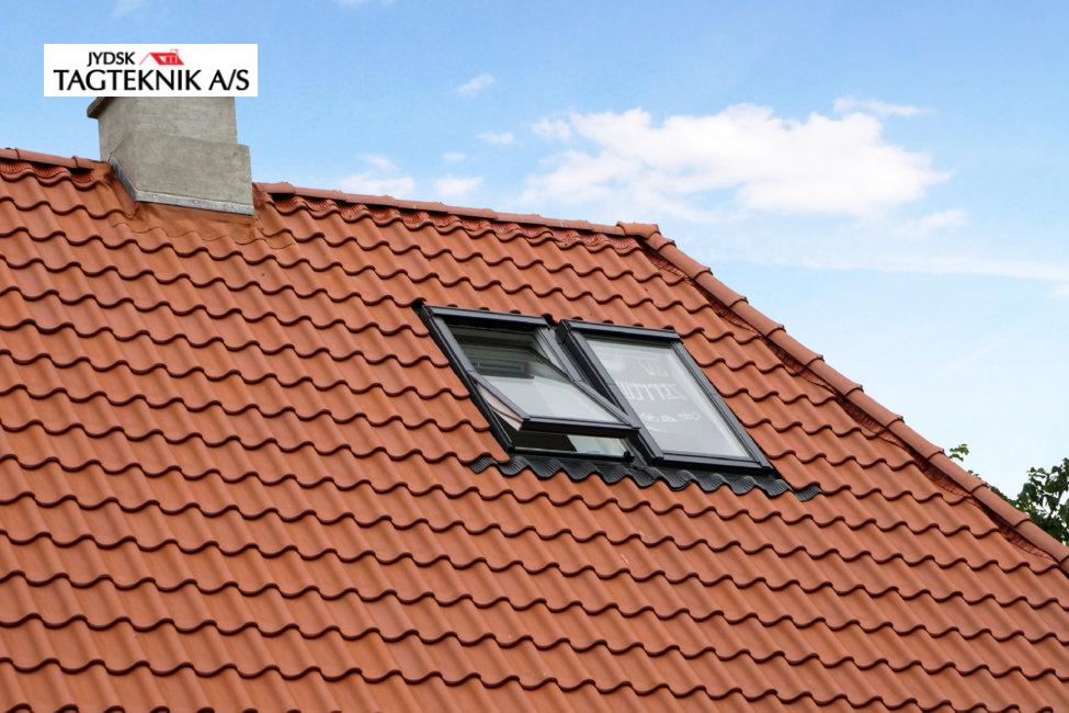 Tagvinduer på rødt tegltag