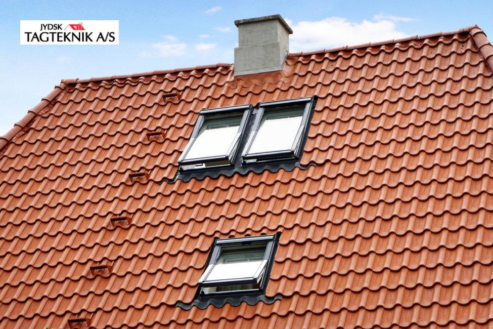 Rødt tegl tag med tagvinduer