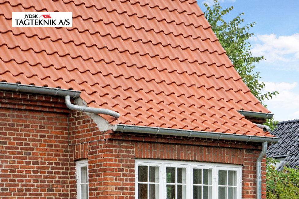 Rødt murstenshus med rødt tegl