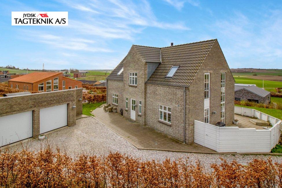 Tegltag på stor murstens villa