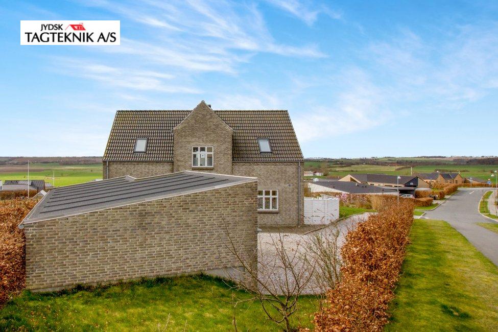 Tegltag på stor murstens villa