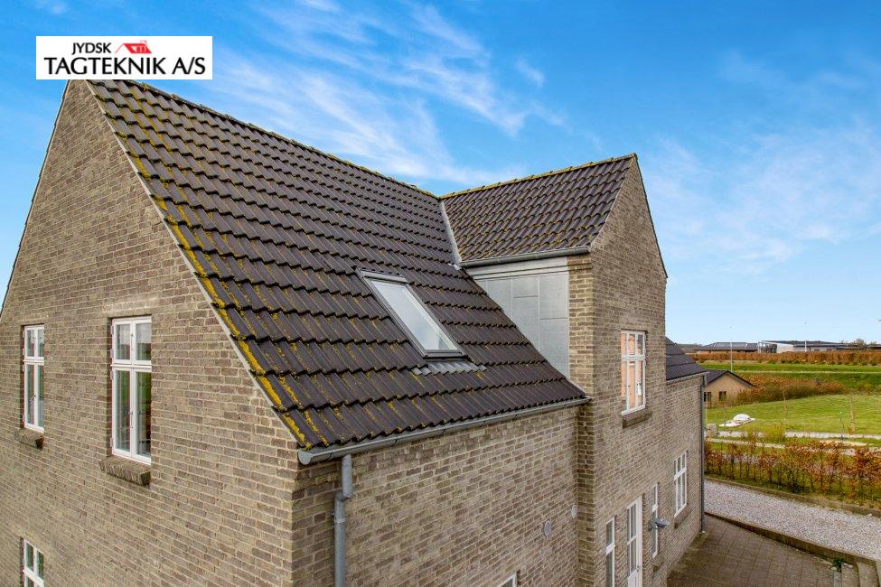 Tegltag på stor murstens villa