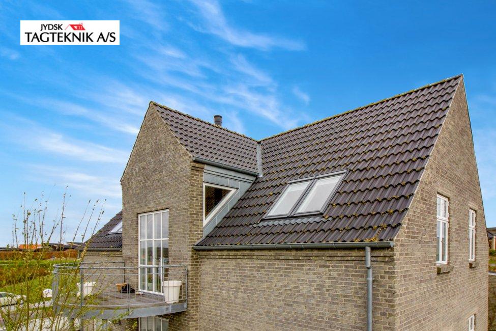 Tegltag på stor murstens villa
