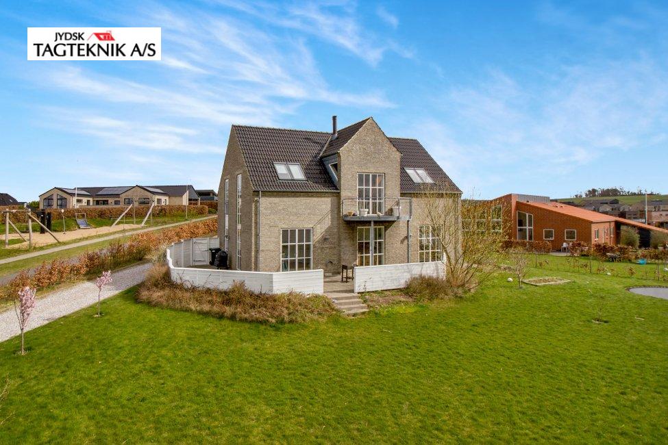 Tegltag på stor murstens villa