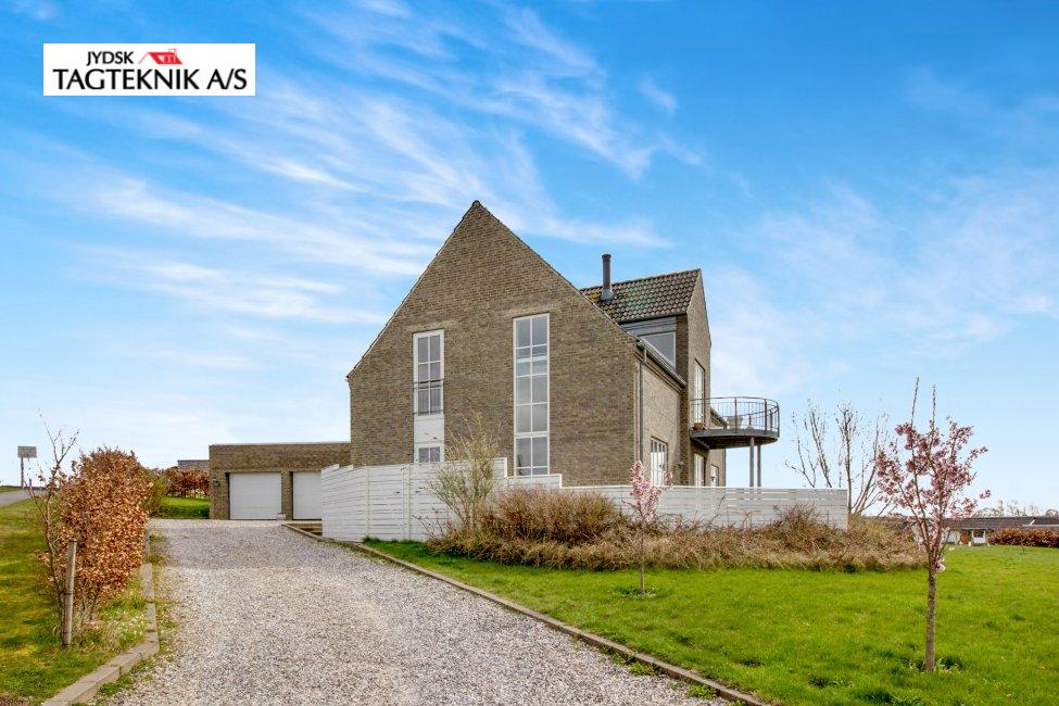 Tegltag på stor murstens villa