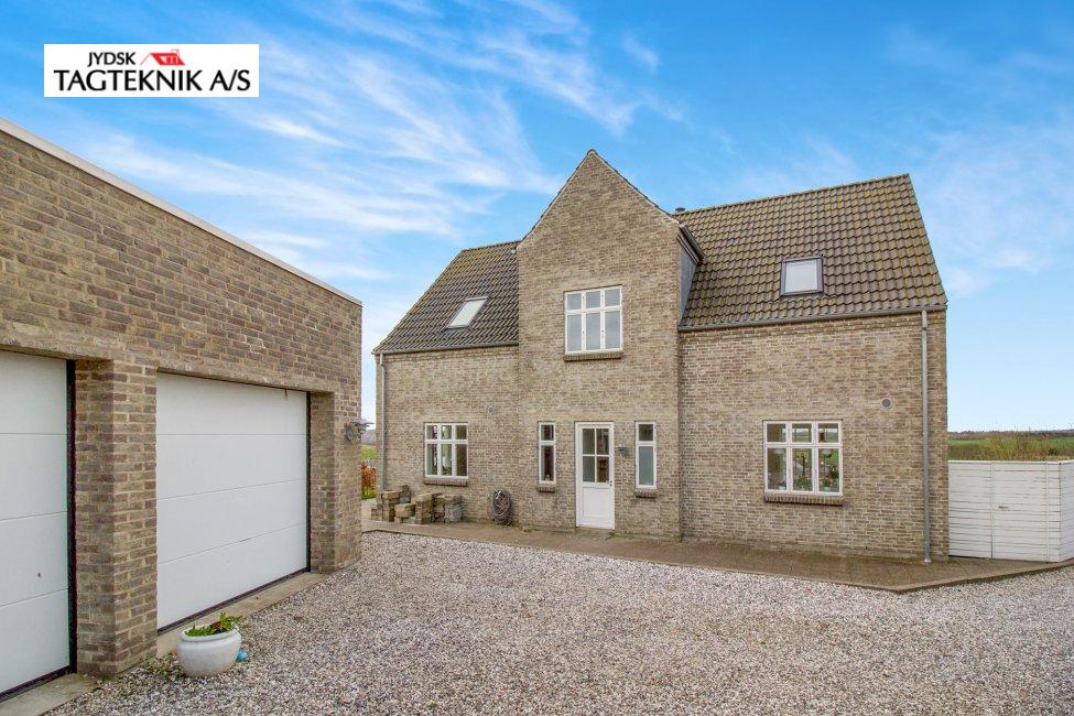 Tegltag på stor murstens villa