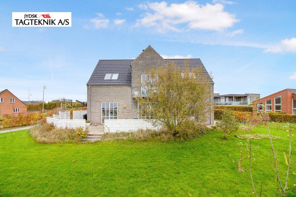 Tegltag på stor murstens villa med have