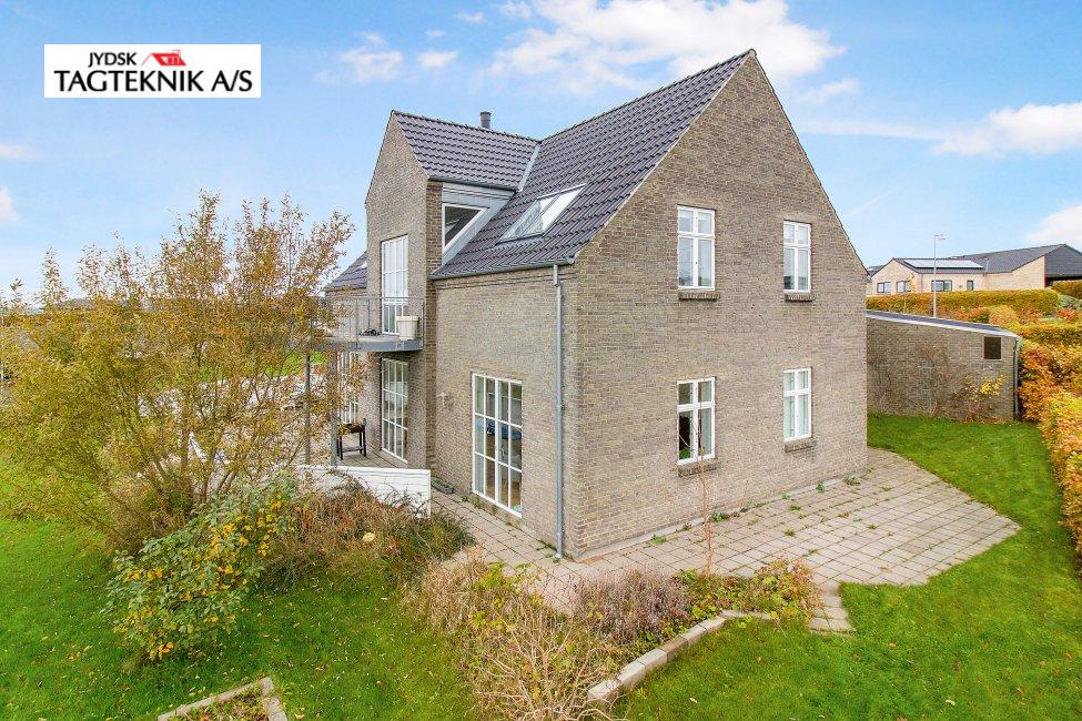 Tegltag på stor murstens villa