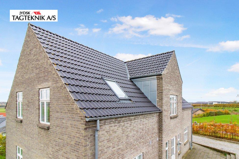 Sort decra tag på mustens villa