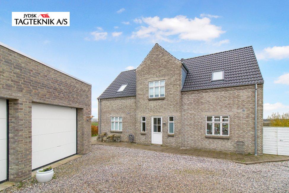 Tegltag på stor murstens villa