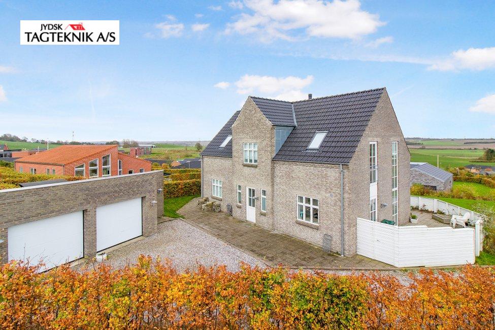 Tegltag på stor murstens villa