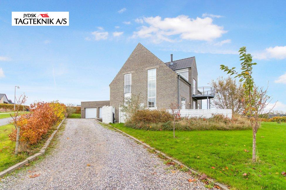 Tegltag på stor murstens villa