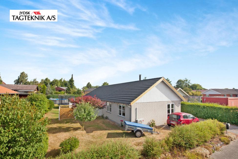 Grå murstens villa med have