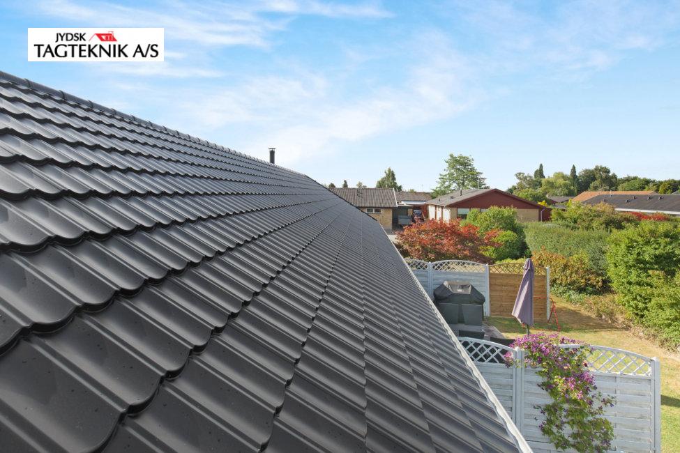 Sort tag med have i baggrunden