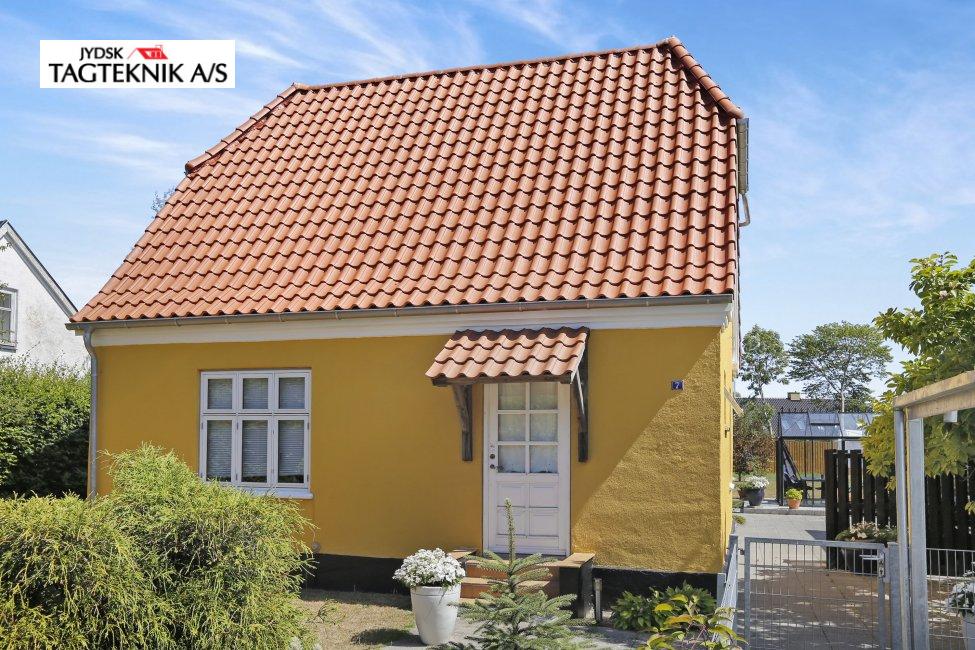 Gul villa med rødt tegltag