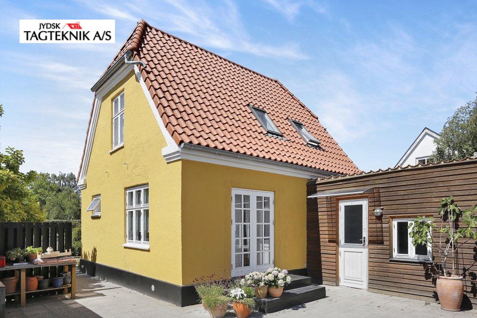 Gult hus med rødt tegltag