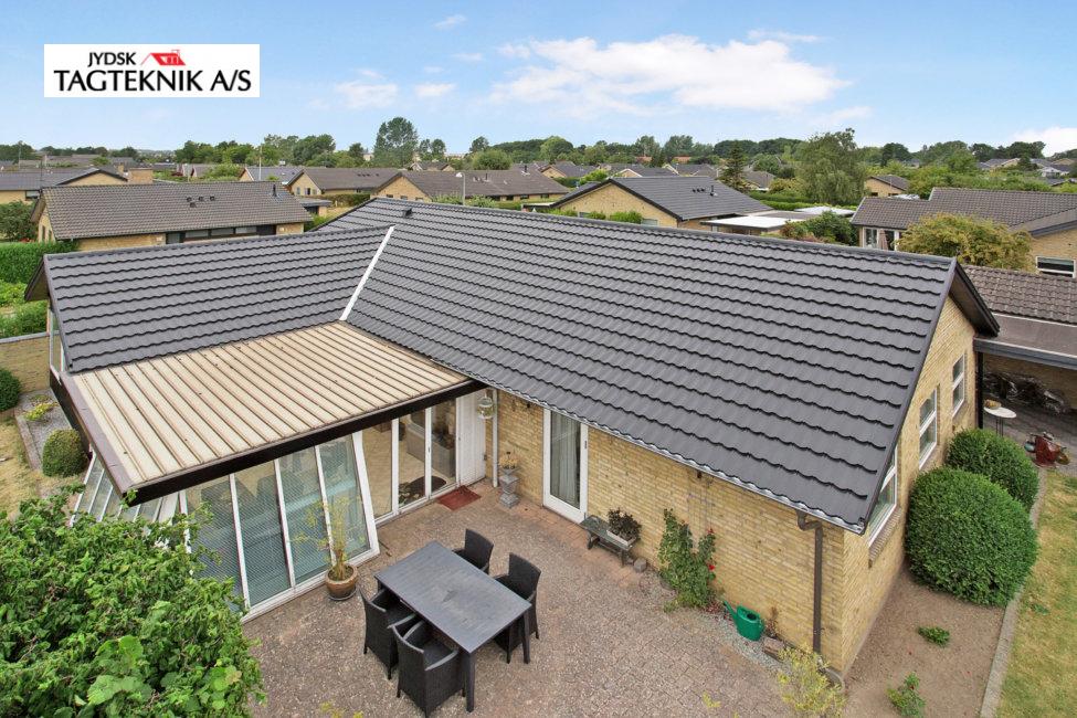 Gult murstenshus med udestue