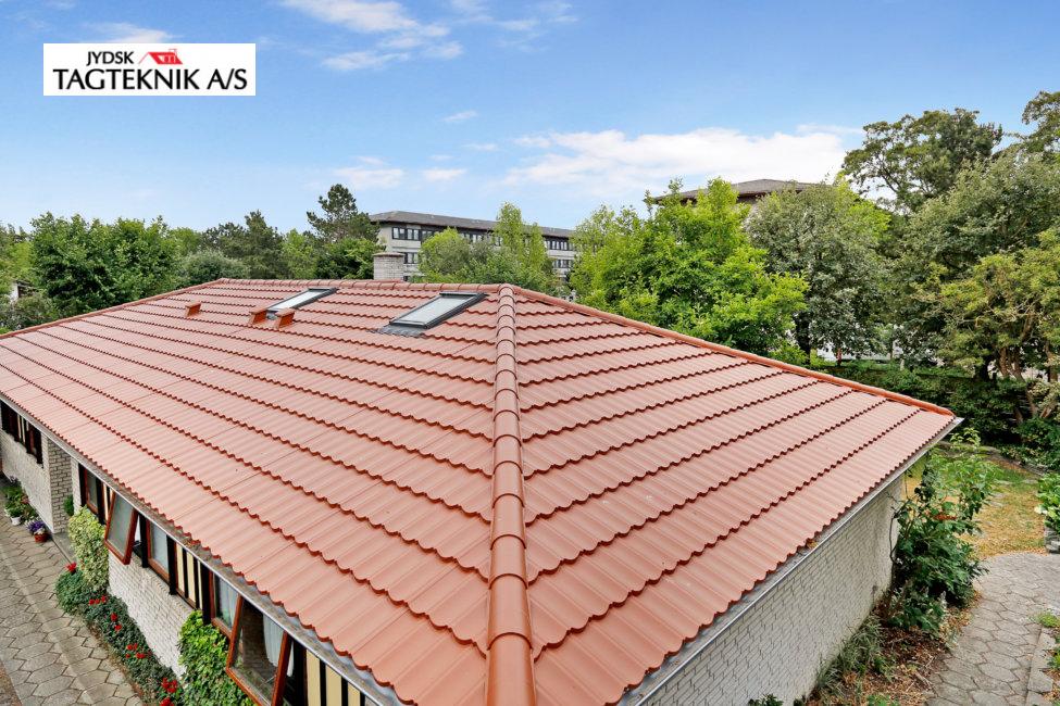 Rødt decra tag på hvid villa