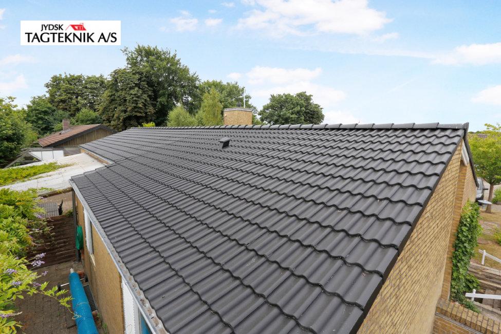 Gul murstensvilla med sort tag