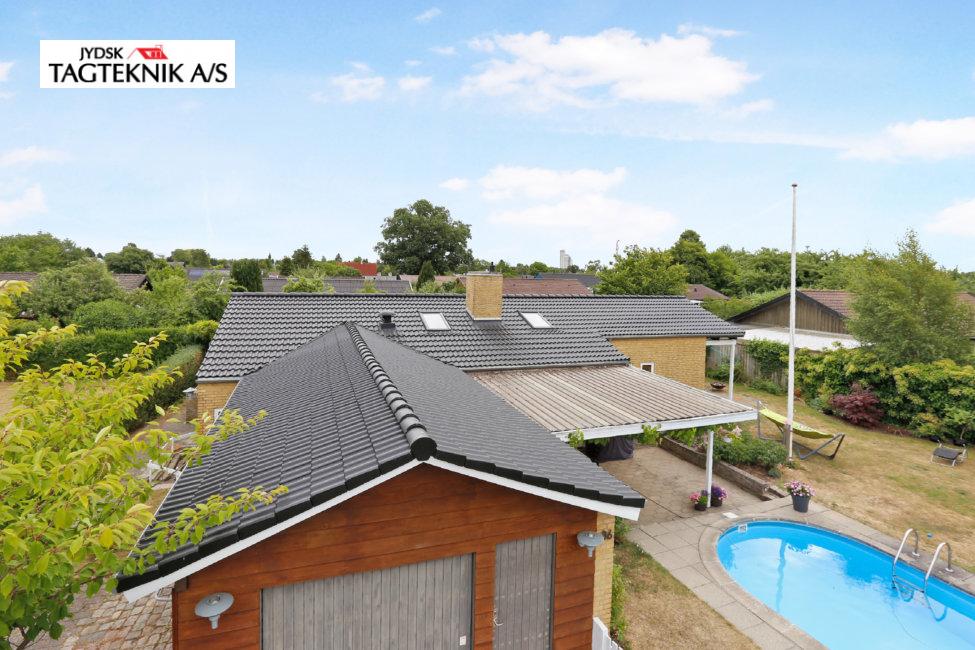 Murstensvilla med garage, overdækket terasse og swimmingpool