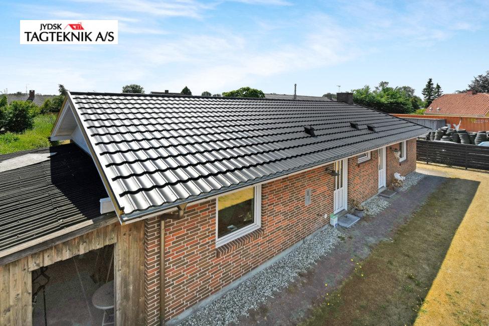 Rødt murstens hus med sort decra tag